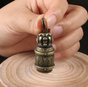 Venta al por mayor retro artesanía perro colgante bronce estatua Zodiaco cerdo <span class=keywords><strong>cerveza</strong></span> barril coche llavero - Product Image 4