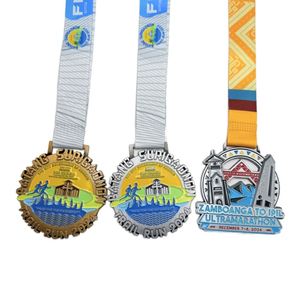 Médaille carrée personnalisée en métal plaqué or, argent ou bronze, pour récompense, 1ère place, cheerleading ou participation - Product Image 1
