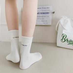 Calcetines de mujer estilo escolar a media pantorrilla recién llegados con bonita sonrisa bordada uso diario Logotipo de broma JP Ins en el cuerpo y el puño - Product Image 4
