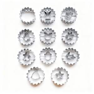 Ensemble de découpoirs à biscuits de Noël avec poignée confortable et bord en silicone pour protéger les mains lors des tâches de pâtisserie des fêtes - Product Image 1