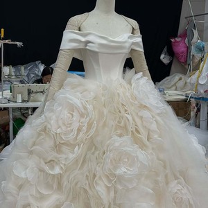 Vestido de Novia Romántico Jancember Hz003, Color Marfil, Cuello Plegado, Corpiño Liso, con Rosas 3D Hechas a Mano - Product Image 6