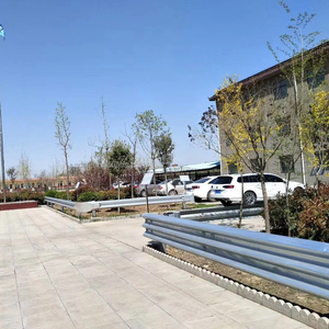 La immersione calda ha galvanizzato la doppia onda il Guardrail d'acciaio del fascio dell'autostrada rurale Anti collisione della barriera di protezione del traffico barriere per la strada - Product Image 1