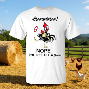 T-shirt promozionale con stampa 'Abracadabra Nope You're Still a Chicken' - Product Image 3