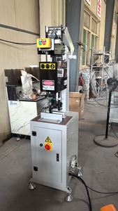 Máquina Atornilladora de Motor Controlada por PLC para la Fabricación de Puertas y Ventanas de UPVC/PVC - Product Image 5