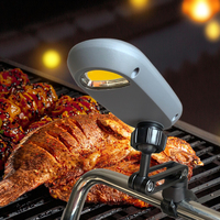 Lampe de barbecue LED rechargeable USB-C avec affichage numérique et marche/arrêt automatique, support rotatif réglable à 360° et étanche.