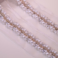 Bande décorative en dentelle de cristal sur base de tulle blanc, ornée de perles et de strass faits à la main, pour vêtements, sacs et accessoires de bricolage