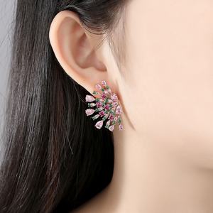 Boucles d'oreilles romantiques pour femmes, tendance européenne et américaine, en forme de paon rouge coloré, en cuivre incrusté de zircon, forme de fleur, plaqué or - Product Image 3
