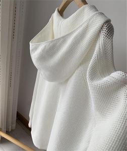 <span class=keywords><strong>2026</strong></span> ODM & OEM fabriek op maat gemaakte groothandel zomer lichte dames uitgeholde capuchon trui mesh gebreide cardigan voor vrouwen - Product Image 1