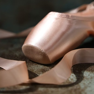 Chaussons de ballet professionnels en satin rose chair pour les pieds. Chaussures de danse classique pour adultes débutants, à semelle rigide, pour la pratique et la performance - Product Image 4