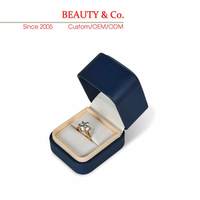 Boîte à bijoux en cuir décorative en velours à motif personnalisé pour l'emballage de bijoux de luxe, vente directe d'usine, emballage cadeau rouge pour voyage