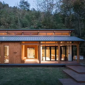 Forêt de montagne Maison d'hôtes moderne en rondins Ambiance sereine et chaleureuse Mur-rideau en verre et aménagement ouvert Maisons en bois pour la maison - Product Image 1