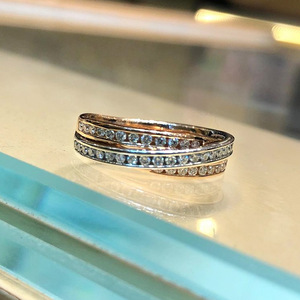 Anello a Croce Bicolore per Donne, Gioiello da Dito Minimalista ed Elegante con Micro Pavé - Product Image 1