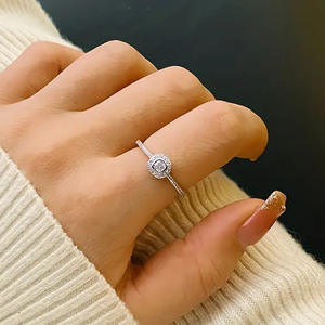 Anello di fidanzamento da donna in oro bianco con diamante taglio brillante rotondo naturale colore G, design a halo - Product Image 2