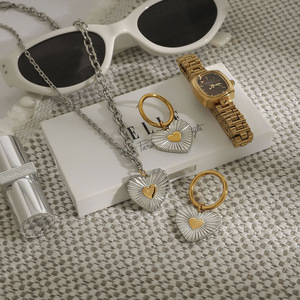 Collar con Colgante de Corazón de Acero Inoxidable, Diseño Acanalado en Bloques de Color Dorado y Plateado, Joyería de Regalo - Product Image 2