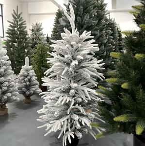 Sapin de Noël artificiel classique en PVC avec pointes givrées blanches et fruits rouges - Product Image 4