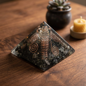 Pirámide de Orgón de Cristal de Turmalina Negra con Incrustaciones de Alambre de Cobre, Tema de Amor, Artículo Coleccionable Artístico - Product Image 2