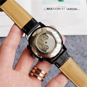Reloj de Cuarzo Redondo Minimalista con Esfera Negra, Manecillas Doradas, Correa Milanesa de Acero Inoxidable, 38mm, Unisex, Analógico, de Moda - Product Image 5
