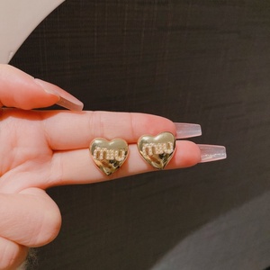 Boucles <span class=keywords><strong>d</strong></span>'oreilles pendantes en forme de cœur avec perles, style français tendance Miu, en alliage <span class=keywords><strong>d</strong></span>'<span class=keywords><strong>argent</strong></span> électroplaqué pour femmes - Product Image 4