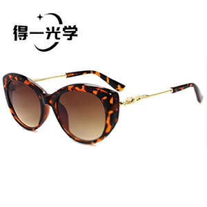 แว่นกันแดด De Yi Optics Cat Eye กรอบสีดำ ขาโลหะ ป้องกันรังสียูวี 400 สำหรับผู้หญิง - Product Image 2