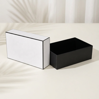 Boîte à bijoux sculpturale avec couvercle blanc et contour noir, base mate profonde, ajustement précis en deux parties, intérieur en velours, collection Gallery
