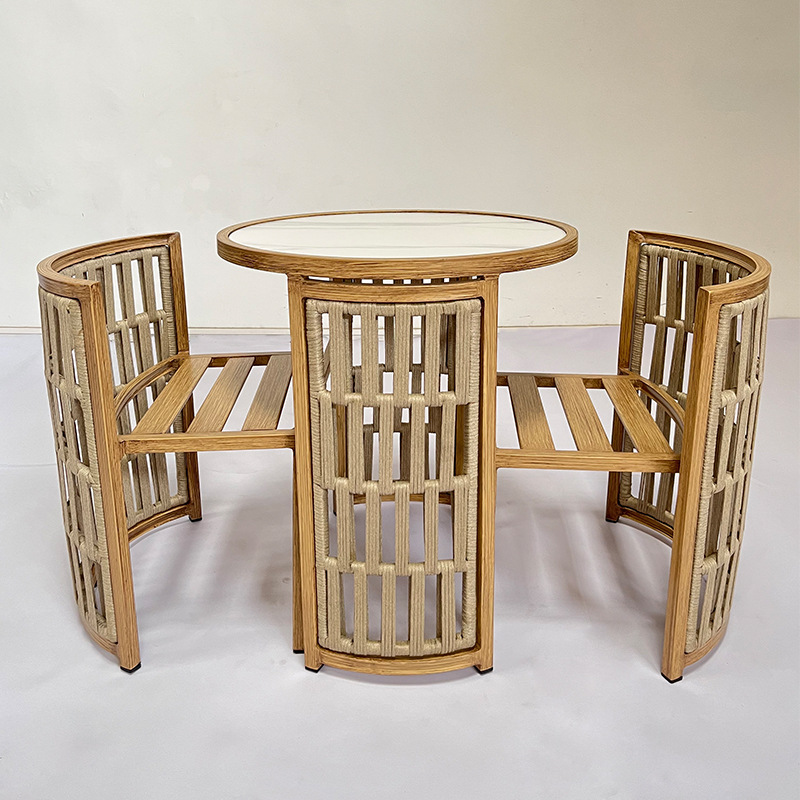 Combinación de mesa y silla pequeña para balcón.