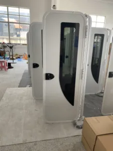 Sıcak satış alüminyum alaşım bıçak şeklinde pencere römork karavan RV kapı ile sineklikli kapı