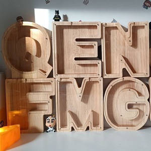 Hucha de madera con letras, diseño moderno y sencillo, adornos con temática de amor y persistencia. - Product Image 4