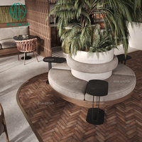 Ensemble de mobilier de café Wabi-Sibi : table ronde en pierre frittée, chaise en rotin, banquette rembourrée