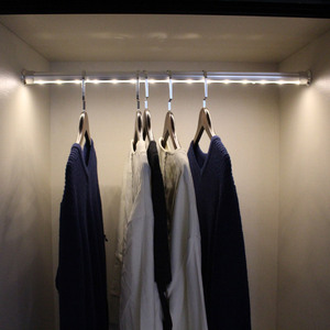 Bande d'éclairage sans fil moderne rechargeable avec détecteur de mouvement à DEL Lumière d'intérieur pour cuisine Armoire murale en plastique à piles - Product Image 6