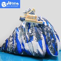 Modèle de montagne enneigée réaliste gonflable sur mesure, pour la décoration d'expositions de produits de montagne en plein air sur le thème de l'hiver