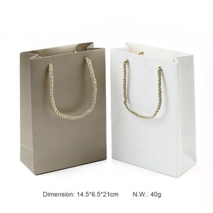 Vente en gros, petit <span class=keywords><strong>sac</strong></span> à bijoux en <span class=keywords><strong>papier</strong></span> personnalisé, en vrac, imprimé, cadeau de haute qualité, sacs à provisions en carton - Product Image 2