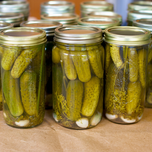 Concombres entiers marinés et assaisonnés en conserve, en pot Mason, légumes conservés, durée de conservation de 12 mois, à ranger au frais et à l'endroit sec - Product Image 1