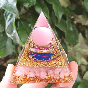 Ornement pyramidal en résine époxy œil de chat rose, décoration de bureau, collection, cadeau - Product Image 2