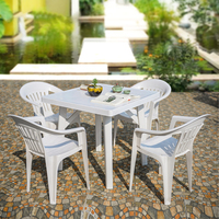 Chaises blanches modernes empilables et robustes pour salle à manger, hôtel, événements en plein air