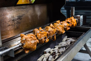 Rôtissoire à gaz et charbon de bois de 1500 mm, grand barbecue commercial en acier inoxydable - Product Image 3