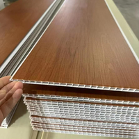 Panneau de plafond en PVC résistant à l'humidité pour la décoration intérieure, installation facile sur grilles en bois pour hôtels et hôpitaux