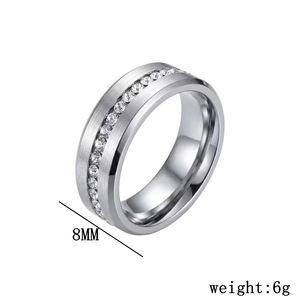 Anillo Unisex <span class=keywords><strong>de</strong></span> Acero Inoxidable con Banda <span class=keywords><strong>de</strong></span> Diamantes <span class=keywords><strong>de</strong></span> Imitación, Acabado Plateado, Dorado o Negro con Textura Cepillada, Duradero - Product Image 2