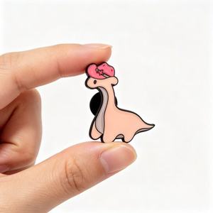 大量販売 カワイイフルーツテーマ 恐竜ピンクハットブローチ 亜鉛合金製 ソフトエナメル ファッションメタルバッジ 男女兼用 服やバッグ用 - Product Image 2