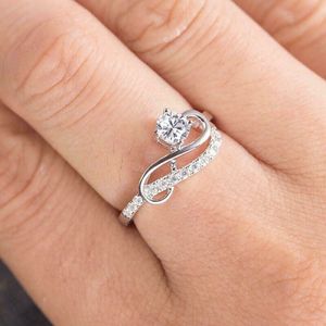 Anello di Fidanzamento da Donna in Oro Bianco con Diamante Taglio Brillante Rotondo Colore D Naturale e Pietre Laterali - Product Image 2