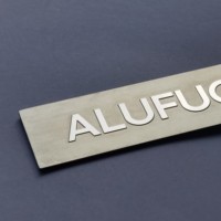 Plaque signalétique en acier inoxydable gravée sur mesure avec logo en relief, surface miroir, étiquette adhésive en métal