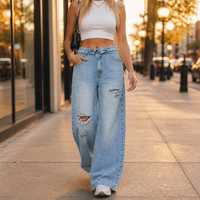 Jean large déchiré bleu clair pour femme, taille mi-haute, coupe ample, en denim délavé, style vintage tendance, jambe droite