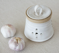 Pot à ail en céramique blanche rustique, perforé, compatible micro-ondes, pour le rangement en cuisine