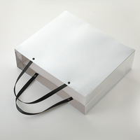 Sac de shopping en carton métallique recyclable de luxe personnalisé avec ruban pour vêtements, chaussures, chaussettes, avec votre propre logo