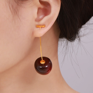 ต่างหูห้อยเรซิ่นเชอร์รี่เคลือบทอง 18K PVD บนสแตนเลสสตีล |   เครื่องประดับกันน้ำ ป้องกันอาการแพ้ และทนทานสำหรับผู้หญิงและเด็กผู้หญิง - Product Image 3