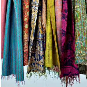 Écharpe Kantha en soie multicolores faite à la main Balajee, châle brodé pour femmes, dupatta, écharpes d'hiver traditionnelles - Product Image 1