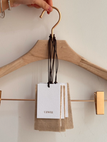 Ensemble de trois étiquettes personnalisées pour vêtements avec étiquette en papier coton et cordon marron pour les marques de vêtements