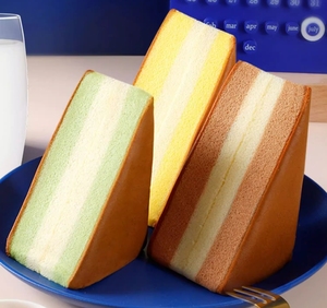 Gâteau triangulaire au fromage, aux noix, au <span class=keywords><strong>durian</strong></span>, à la fraise, à l'orange, au matcha, aux œufs et au chocolat, idéal pour le petit-déjeuner des étudiants, vente chaude - Product Image 1