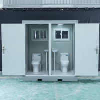 Cabine de toilette double moderne en panneaux sandwich écologiques, étanche et portable, pour usage en salle de bain