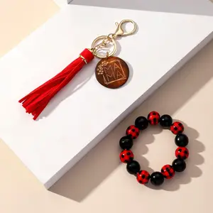 Schwarz und rot karierte Holz perlen Armband Schlüssel bund mit Mama Holz anhänger für Frauen Mode tasche Anhänger Pu Quaste Armband Schlüssel ring