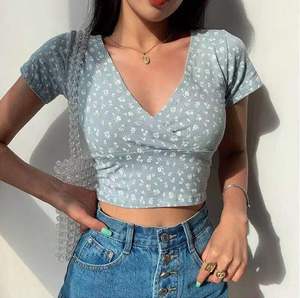 <span class=keywords><strong>Ropa</strong></span> de <span class=keywords><strong>Mujer</strong></span>, Camiseta, Top Corto Estético, Camiseta Floral Kpop, Camiseta de Verano con Cuello en V, <span class=keywords><strong>Ropa</strong></span> <span class=keywords><strong>Española</strong></span> <span class=keywords><strong>para</strong></span> <span class=keywords><strong>Mujer</strong></span> - Product Image 3
